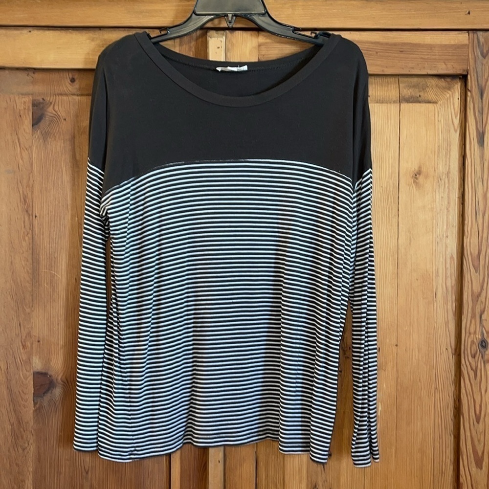 ZENA OUTFITERS GREEEN WHITE STRIPED RAYON TOP Sz. MD.